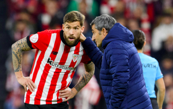 Valverde habla con Iñigo Martínez en un partido en San Mamés.