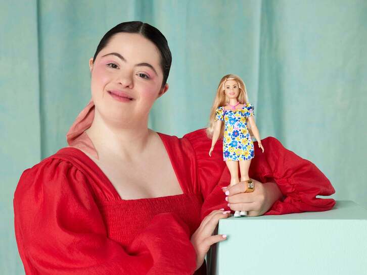 Una modelo posa con la nueva muñeca Barbie. 