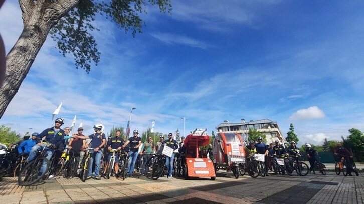 Los bomberos de Araba han protestado con una marcha ciclista.