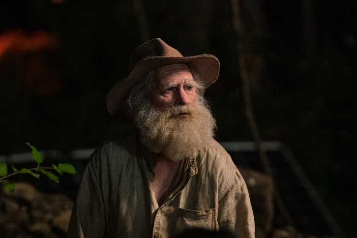 Joaquin Phoenix caracterizado de Beau en la vejez.