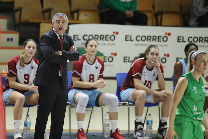 Mario López, dirigiendo un partido con el Lointek Gernika.