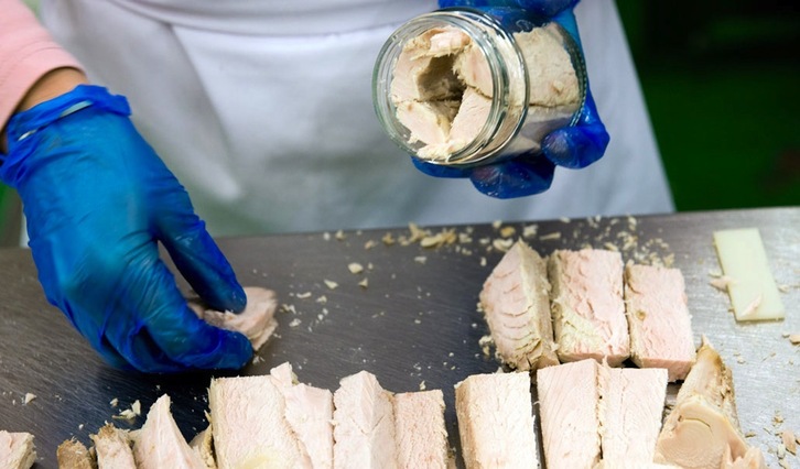 Hegaluzea oliotan, Arroyabe kontserba fabrikaren berezitasun bat.