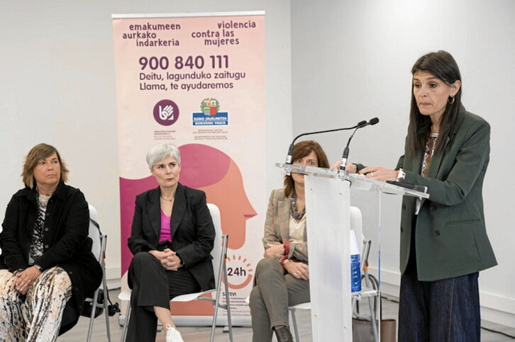 Nerea Melgosa tomó la palabra en la visita realizada a la sede de Satevi en Bilbo.