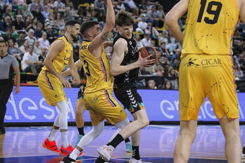 El ataque de Bilbao Basket se ha chocado continuamente contra la defensa aurinegra.