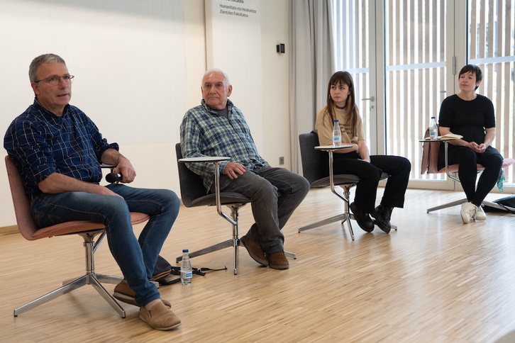 Mattin Irigoien, Joseba Sarrionandia, Olaia Inziarte eta Oihana Iguaran, solasean.