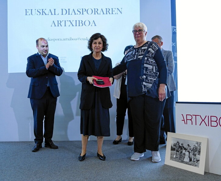 Marian Elorza y Amaia Uberuaga, presidenta de Euskal Australiar Elkartea.