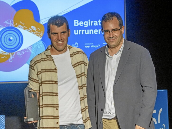 Iñaki Sanz-Azkue, ezkerrean, saria jasotzen.