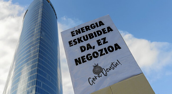 Cartel contra la carestia energética ante la Torre Iberdrola, en Bilbo.