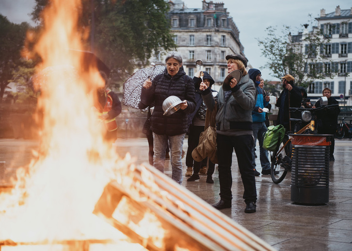 Erretreten erreforma salatzeko lapikoen protesta egin zuten hilaren 25ean Baionako Herriko Etxearen aitzinean.