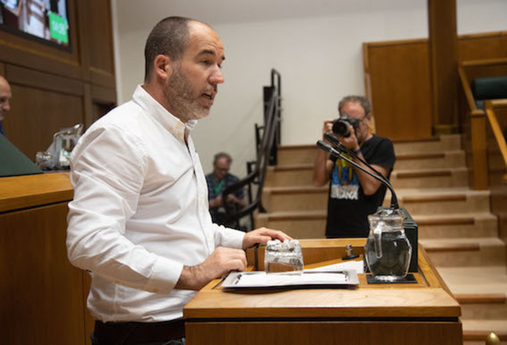 Josu Estarrona ha presentado la iniciativa para buscar un órgano independiente de control.