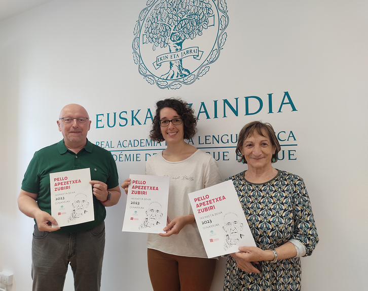 Paskual Rekalde hizkuntzalaria, Leire Mitxelena (Bortzirietako Euskara Mankomunitatea) eta Sagrario Aleman (Euskaltzaindia), bekaren aurkezpenean. 