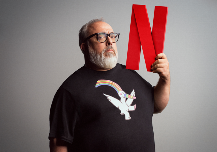 Álex de la Iglesia incluirá en su ficción a un asesino en serie cuya firma es un muñeco de Curro.