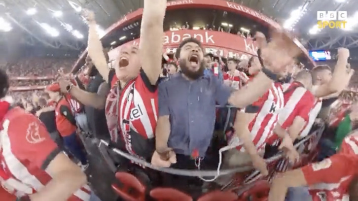 Liam Loftus, con Alize Mintegi a su derecha, celebra el gol de Iñaki Williams que fue anulado posteriormente.