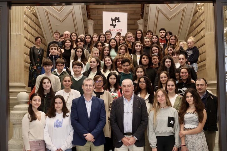 Diplomak banatzeko ekitaldia, irudian.