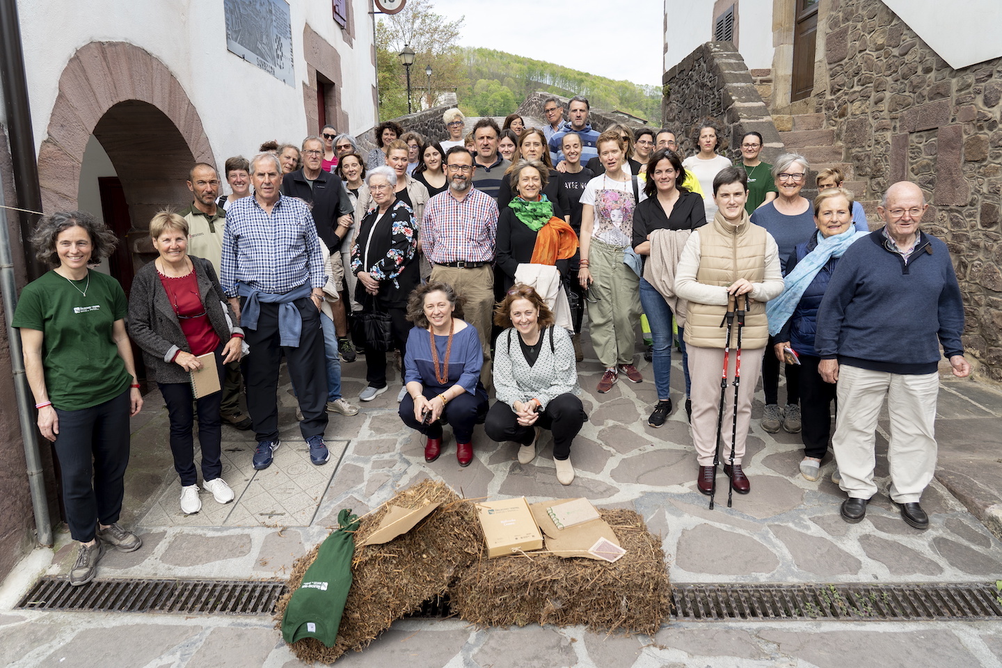 Iratzetik Paperera proiektuko familia argazkia, Sunbillako zubi zaharrean. (Iñigo URIZ/FOKU)