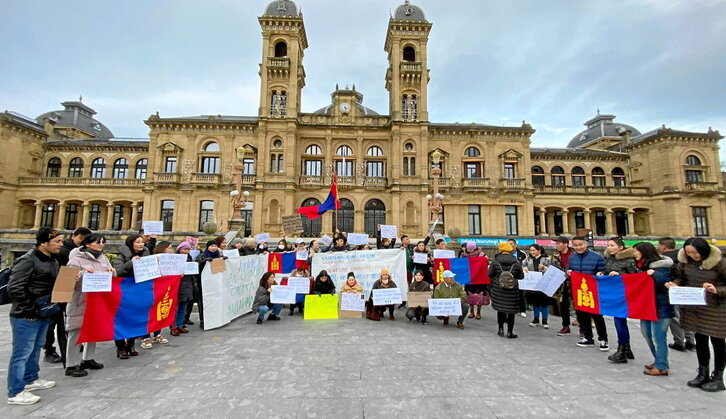 Gure artean bizi diren mongoliarren elkarretaratzea, Donostiako udaletxearen aurrean.