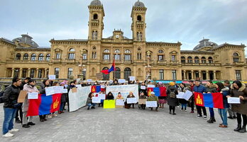 Aurreko orrialdean, gure artean bizi diren mongoliarren elkarretaratzea, Donostiako udaletxearen aurrean. Lerro hauen alboan, protestak, Ulan Bator hiriburuan.