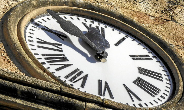 Vigok (Galizia) Varsoviaren (Polonia) ordu bera du, 3.200 kilometrora egon arren.