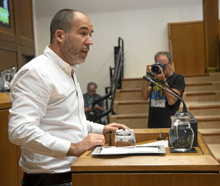 Josu Estarrona, de EH Bildu, presentó la propuesta de un control independiente.