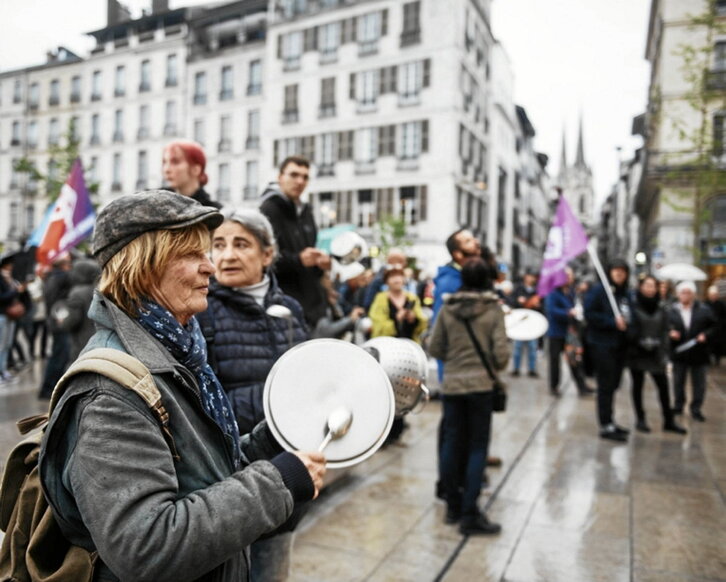 Erreforma salatzeko lapiko-protesta bat Baionan.