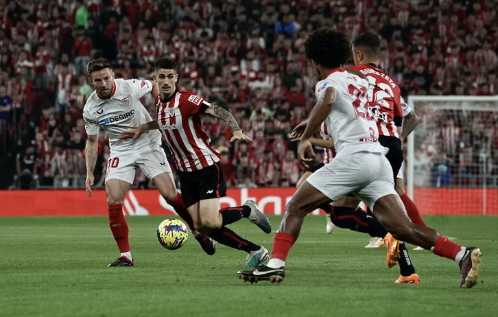 Sancet y Guruzeta tratan de combinar ante un defensor del Sevilla.