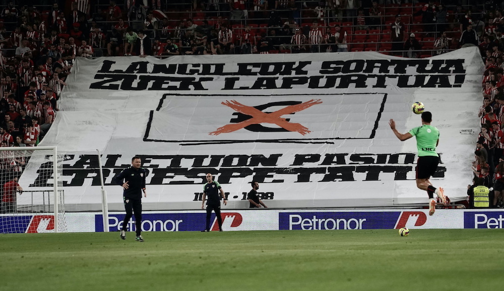 Pancarta de protesta por los horarios de Iñigo Cabacas Herri Harmaila. (Marisol RAMIREZ / FOKU) Pancarta de protesta por los horarios de Iñigo Cabacas Herri Harmaila. (Marisol RAMIREZ / FOKU)