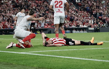 Sancet y Guruzeta tratan de combinar ante un defensor del Sevilla.