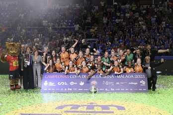 Las jugadoras del Bera Bera celebran su séptimo título copero.