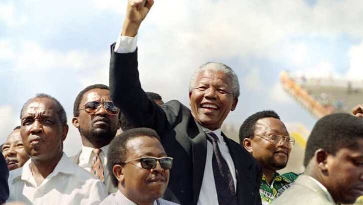 Nelson Mandela 1994ko apirilean, presidente kargua onartu ostean. 