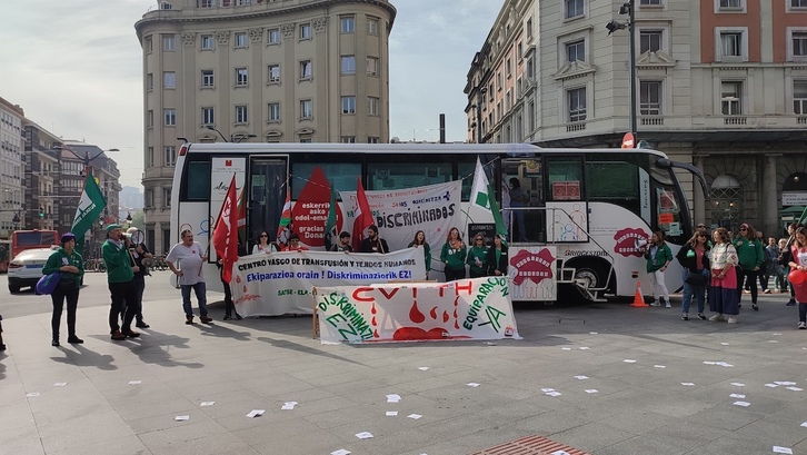 Trabajadoras en huelga junto a uno de los autobuses donde se realizan transfusiones.