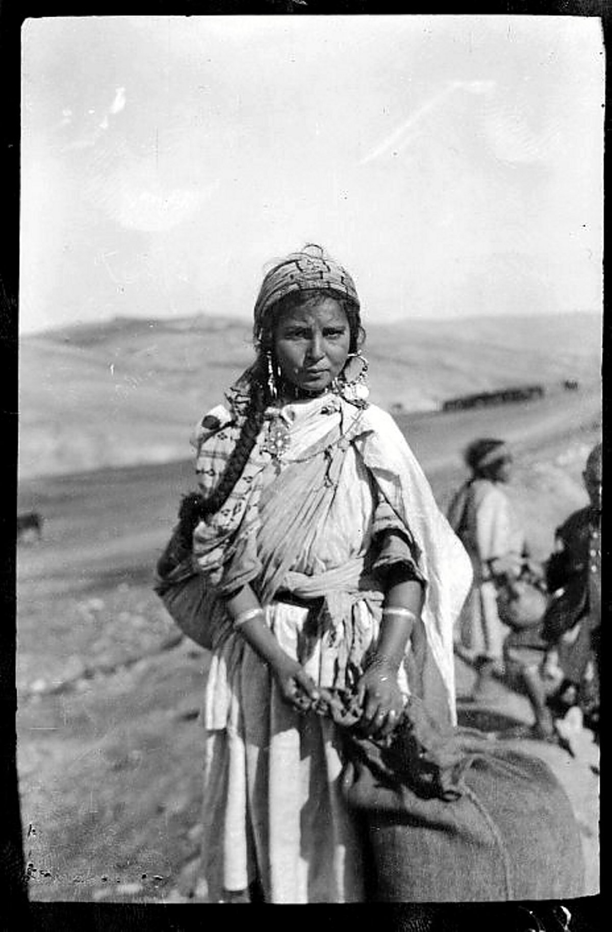 Rifeko neskato bati egindako erretratua. Bertako biztanleengana gerturatzea maite zuela sumatzen zaio Berriochoari argazkietan. (Eustaquio BERRIOCHOA ELGARRESTA)