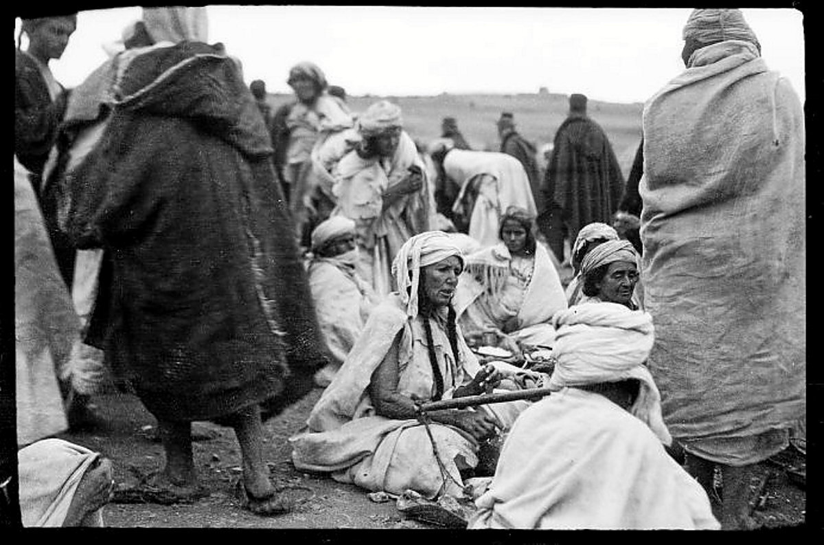 Rifeko emakume bat, balantza batekin. (Eustaquio BERRIOCHOA ELGARRESTA)