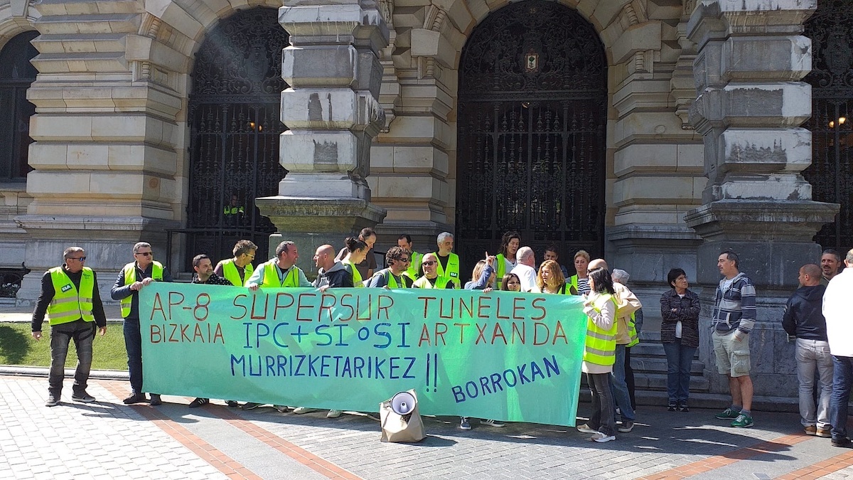 Imagen de archivo de una protesta de trabajadores de Túneles de Artxanda, Supersur y AP8 Bizkaia, en Bilbo. (EUROPA PRESS)
