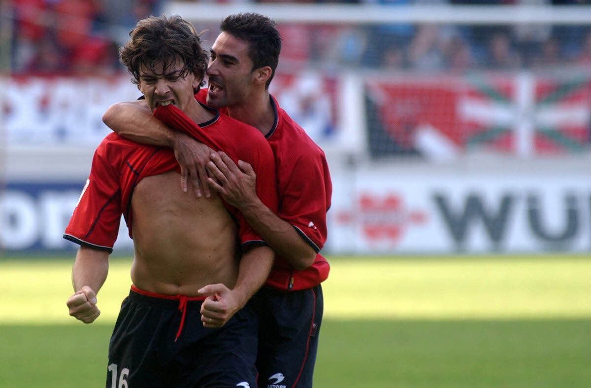 Pablo García celebra un gol en el Sadar con Izquierdo, en 2003. (Foku)