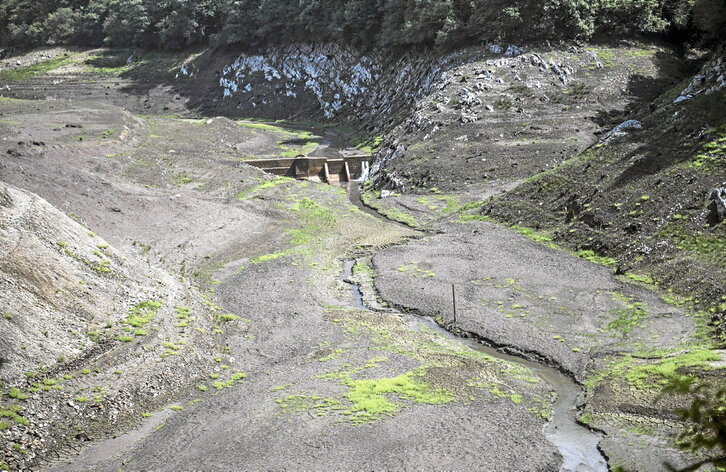 La presa de Artikutza está en desuso desde 2016 y el pantano vacío desde 2019.