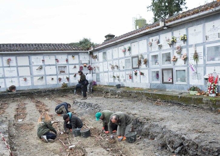 Trabajos de exhumación en el cementerio de Urduña-