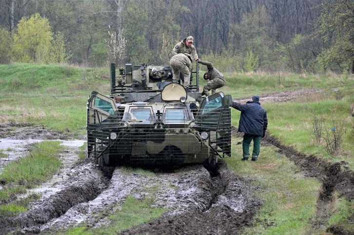 Un carro de combate, ucraniano atascado camino al frente. 
