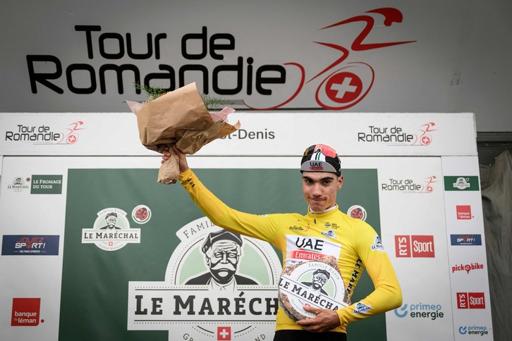 Juan Ayuso, con el maillot del líder del Tour de Romandía.