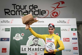 Juan Ayuso, con el maillot del líder del Tour de Romandía.