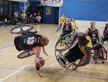 Asier García se lanza a por un balón suelto.