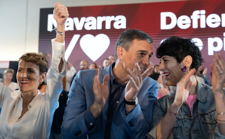 Pedro Sánchez, flanqueado por María Chivite y Elma Saiz, hoy en Iruñea.