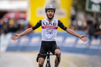 Adam Yates celebra su segunda victoria del año en Thyon 2000.