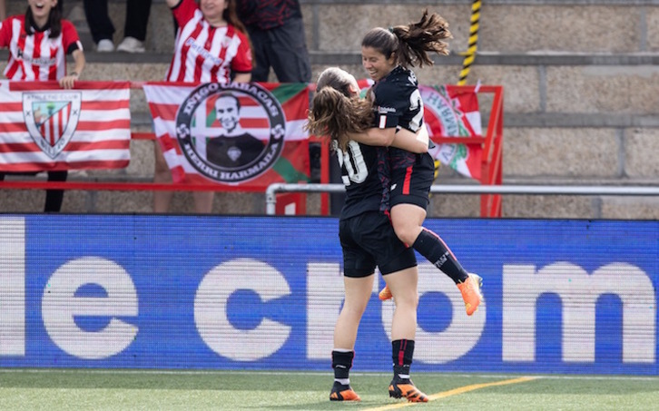 Peke celebra el gol que adelantaba al Athletic abrazándose a Paula Arana.