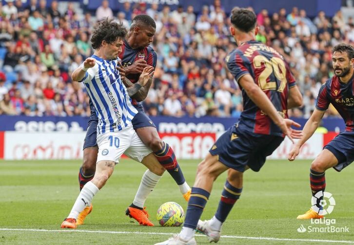 Jason trata de proteger el esférico.