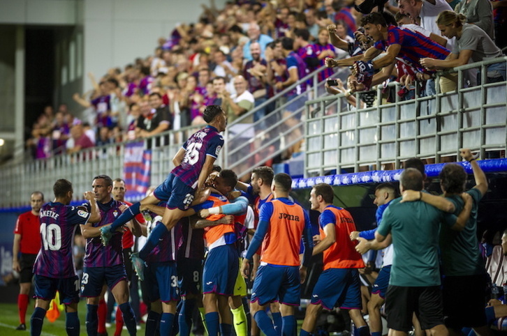 Los azulgranas celebran la goleada de la primera vuelta en Ipurua, cuando se impusieron por 4-0 al Granada.
