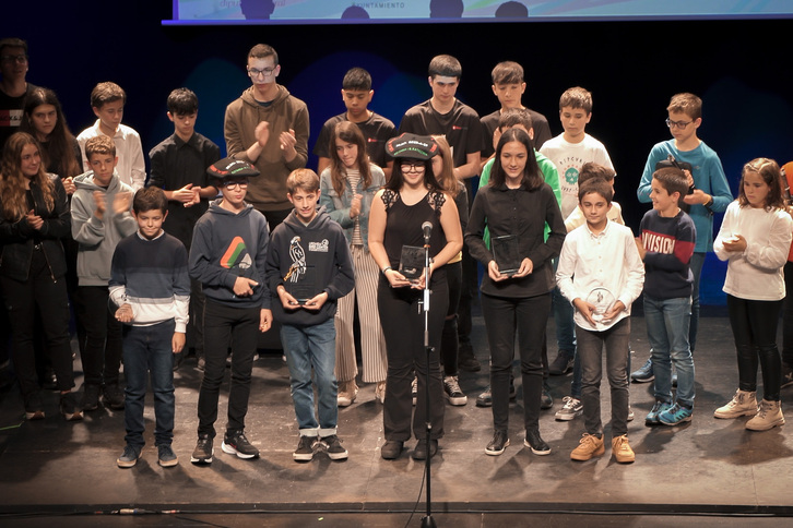 Aurtengo irabazleak, garaikurrekin. Aurten lehen aldiz ospatu da Bilbon txapelketa.