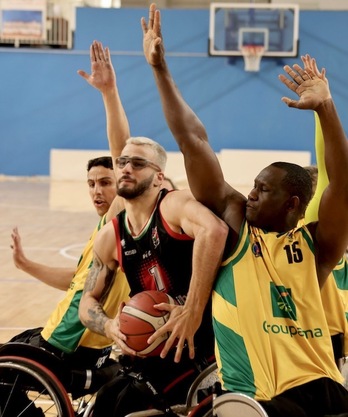 Manuel Lorenzo avanza con el balón.