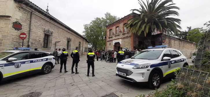 Agentes de la Policía Local, a las puertas del Gaztetxe de Gasteiz. 
