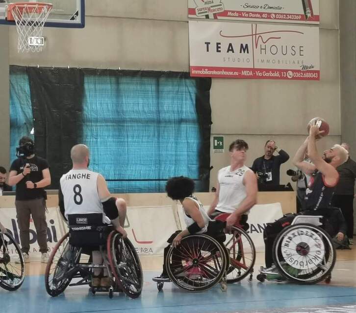 Giulio Maria Papi busca la canasta desde la media distancia.