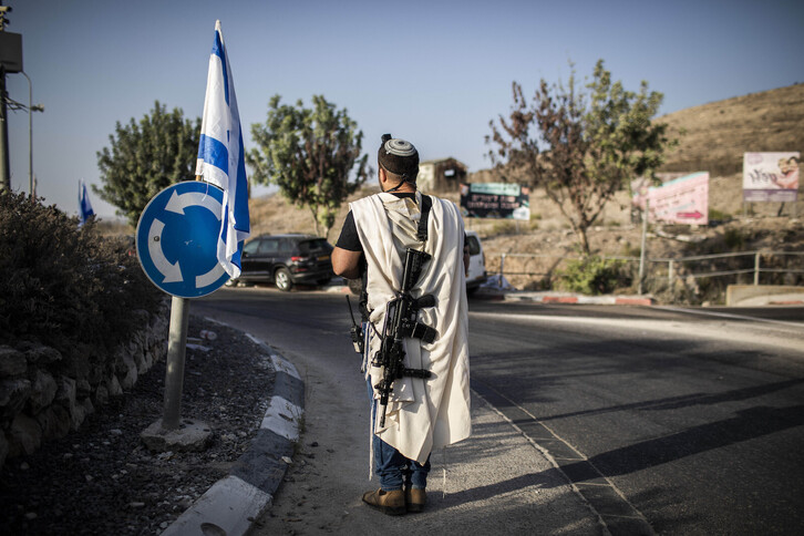 Un colono israelí armado en la Cisjordania ocupada. 